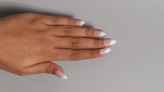 White Single Wave | Classic Press On Nails Wholesale | 15pcs Soft Gel Nails